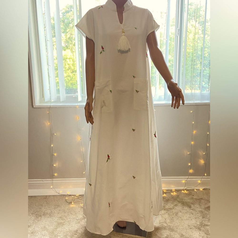 White Jalabia. Sizes S, M, L, XL